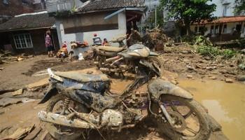 Landslides on Indonesia,Java Island,floods in Indonesia,heavy rains in Indonesia,Indonesia flood,Indonesia landslides,Toll in Indonesia floods rises to 23