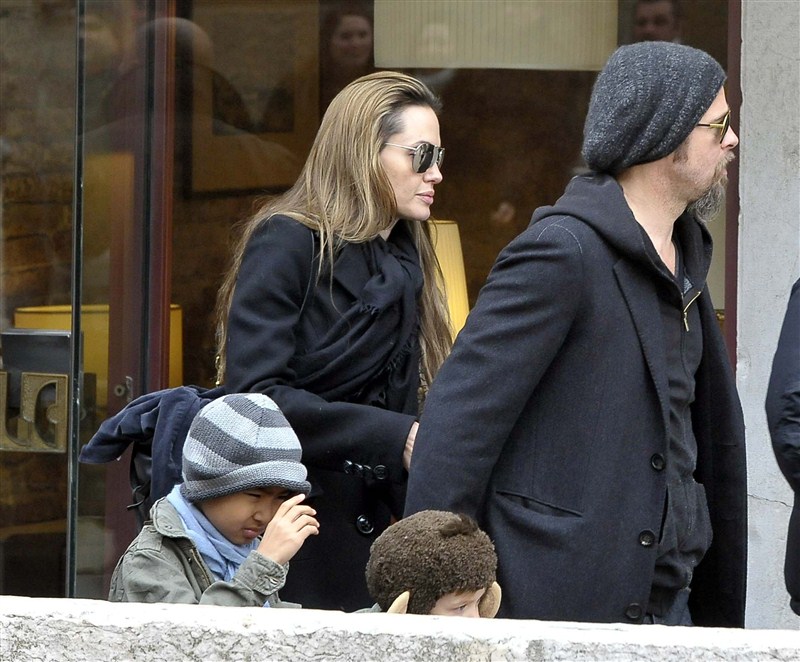 Angelina Jolie and Brad Pitt's Rare and unseen pictures Angelina Jolie and Brad Pitt,Angelina Jolie,Brad Pitt,angelina jolie and brad pitt divorce,angelina jolie and brad pitt marriage,Angelina Jolie and Brad Pitt rare pis,Angelina Jolie and Brad Pitt rare images,Angelina Jolie and Brad Pitt rare stills,Angeli