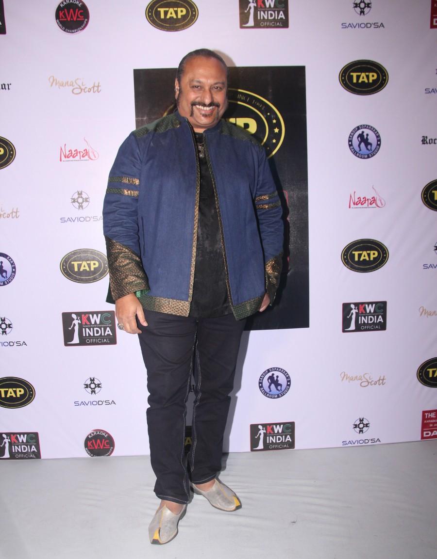 Savio D'Sa, Javed Jafri, Mudasir Ali, Lesle Lewis with Sirf Cash and Sirf Sona at a press conference at TAP Resto Bar to announce the Karaoke World Championships finale. Savio D'Sa,Javed Jafri,Mudasir Ali,Lesle Lewis,Sirf Cash,Sirf Sona,TAP Resto Bar,Karaoke World Championships finale,Karaoke World Championships,TAP Resto Bar press conference