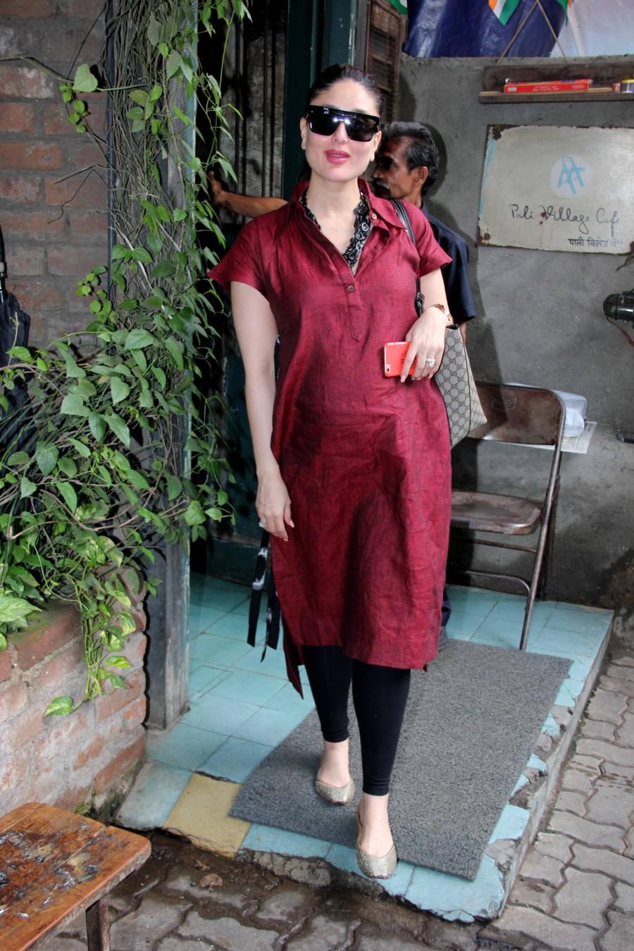Bollywood actress Kareena Kapoor Khan spotted in Bandra. Kareena Kapoor Khan,Kareena Kapoor Khan spotted in Bandra,Kareena Kapoor spotted in Bandra,Kareena Kapoor Khan baby bump,Kareena Kapoor baby bump,kareena kapoor khan baby bump photos,Kareena Kapoor baby bump pics,Kareena Kapoor baby bump images,Kareena Ka