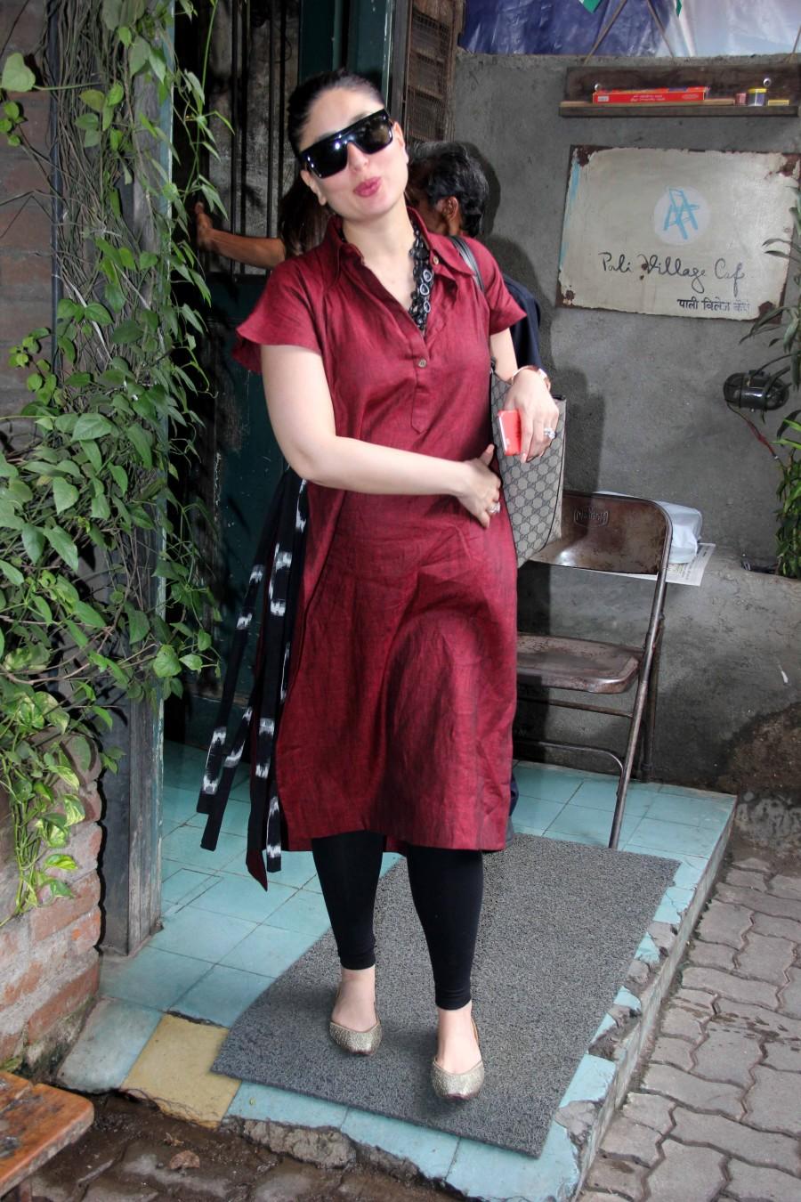 Bollywood actress Kareena Kapoor Khan spotted in Bandra. Kareena Kapoor Khan,Kareena Kapoor Khan spotted in Bandra,Kareena Kapoor spotted in Bandra,Kareena Kapoor Khan baby bump,Kareena Kapoor baby bump,kareena kapoor khan baby bump photos,Kareena Kapoor baby bump pics,Kareena Kapoor baby bump images,Kareena Ka