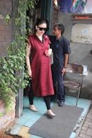 Kareena Kapoor Khan,Kareena Kapoor Khan spotted in Bandra,Kareena Kapoor spotted in Bandra,Kareena Kapoor Khan baby bump,Kareena Kapoor baby bump,kareena kapoor khan baby bump photos,Kareena Kapoor baby bump pics,Kareena Kapoor baby bump images,Kareena Ka