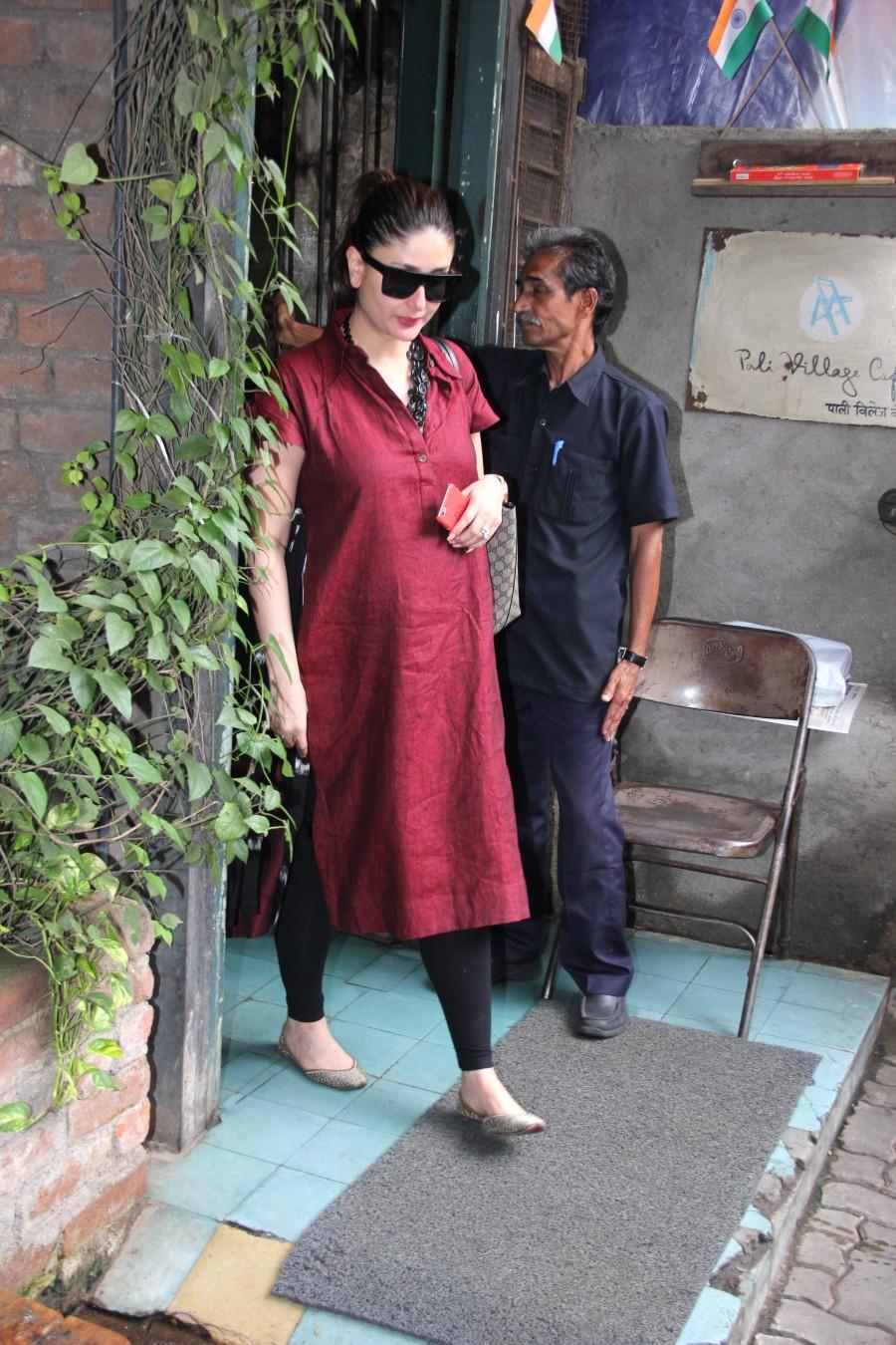 Bollywood actress Kareena Kapoor Khan spotted in Bandra. Kareena Kapoor Khan,Kareena Kapoor Khan spotted in Bandra,Kareena Kapoor spotted in Bandra,Kareena Kapoor Khan baby bump,Kareena Kapoor baby bump,kareena kapoor khan baby bump photos,Kareena Kapoor baby bump pics,Kareena Kapoor baby bump images,Kareena Ka