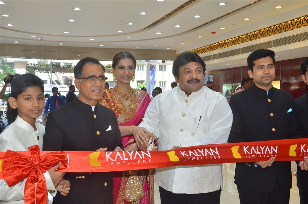Bollywood Actress Sonam Kapoor and South Indian actor Prabhu Ganesan inaugurated Kalyan Jewellers Anna Nagar Showroom in Chennai. Actress Sonam Kapoor spotted in pink Banarasi silk embroidered saree by Abu Jani Sandeep Khosla. Sonam Kapoor,Kalyan Jewellers Anna Nagar Showroom Launch,Kalyan Jewellers Showroom Launch,Kalyan Jewellers,Prabhu Ganesan,Prabhu,Sonam Kapoor and Prabhu Ganesan