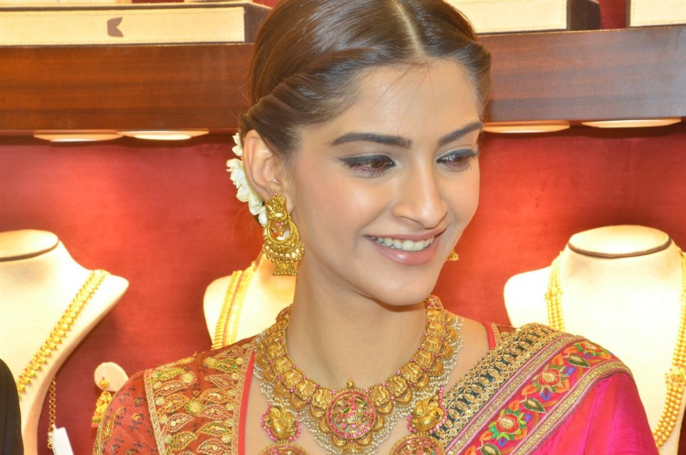 Bollywood Actress Sonam Kapoor and South Indian actor Prabhu Ganesan inaugurated Kalyan Jewellers Anna Nagar Showroom in Chennai. Actress Sonam Kapoor spotted in pink Banarasi silk embroidered saree by Abu Jani Sandeep Khosla. Sonam Kapoor,Kalyan Jewellers Anna Nagar Showroom Launch,Kalyan Jewellers Showroom Launch,Kalyan Jewellers,Prabhu Ganesan,Prabhu,Sonam Kapoor and Prabhu Ganesan