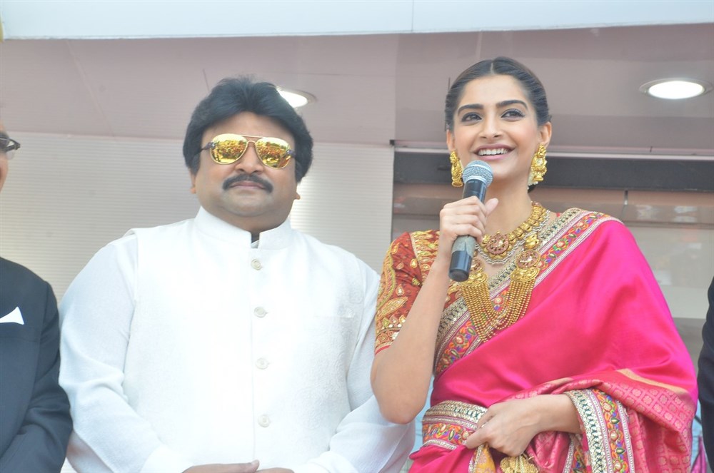 Bollywood Actress Sonam Kapoor and South Indian actor Prabhu Ganesan inaugurated Kalyan Jewellers Anna Nagar Showroom in Chennai. Actress Sonam Kapoor spotted in pink Banarasi silk embroidered saree by Abu Jani Sandeep Khosla. Sonam Kapoor,Kalyan Jewellers Anna Nagar Showroom Launch,Kalyan Jewellers Showroom Launch,Kalyan Jewellers,Prabhu Ganesan,Prabhu,Sonam Kapoor and Prabhu Ganesan