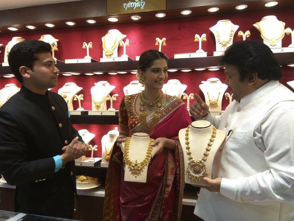 Bollywood Actress Sonam Kapoor and South Indian actor Prabhu Ganesan inaugurated Kalyan Jewellers Anna Nagar Showroom in Chennai. Actress Sonam Kapoor spotted in pink Banarasi silk embroidered saree by Abu Jani Sandeep Khosla. Sonam Kapoor,Kalyan Jewellers Anna Nagar Showroom Launch,Kalyan Jewellers Showroom Launch,Kalyan Jewellers,Prabhu Ganesan,Prabhu,Sonam Kapoor and Prabhu Ganesan