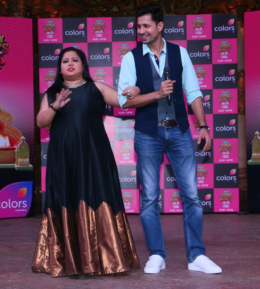 Tv actor likes Bharti Singh, Sumeet Vyas, Krushna Abhishek, Sudesh Lahiri, Aditi Bhatia, Manan Desai, Amruta Khanvilkar, Mona Singh, Ssumier Pasricha aka Pammy Aunty, Ssharad Malhotra, Nia Sharma and Balraj Sayal in Comedy Nights Bachao Taaza. Comedy Nights Bachao Taaza,Bharti Singh,Sumeet Vyas,Krushna Abhishek,Sudesh Lahiri,Aditi Bhatia,Manan Desai,Amruta Khanvilkar,Mona Singh,Ssumier Pasricha aka Pammy Aunty,Ssharad Malhotra,Nia Sharma,Balraj Sayal