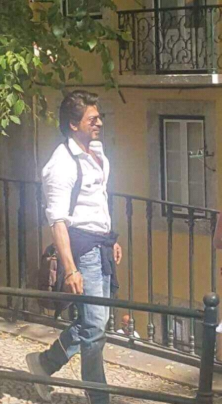 Shah Rukh Khan, Anushka Sharma and Imtiaz Ali on 'The Ring' sets in Lisbon. Shah Rukh Khan,Anushka Sharma,Shah Rukh Khan and Anushka Sharma,SRK and Anushka Sharma,SRK,The Ring,The Ring on the sets,The Ring working stills,The Ring working pics,The Ring working images,The Ring working photos,The Ring working pictures