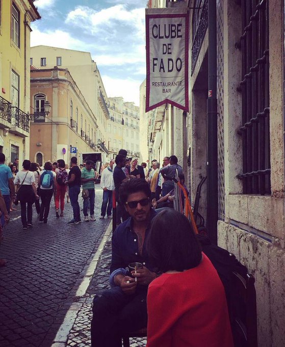 Shah Rukh Khan, Anushka Sharma and Imtiaz Ali on 'The Ring' sets in Lisbon. Shah Rukh Khan,Anushka Sharma,Shah Rukh Khan and Anushka Sharma,SRK and Anushka Sharma,SRK,The Ring,The Ring on the sets,The Ring working stills,The Ring working pics,The Ring working images,The Ring working photos,The Ring working pictures