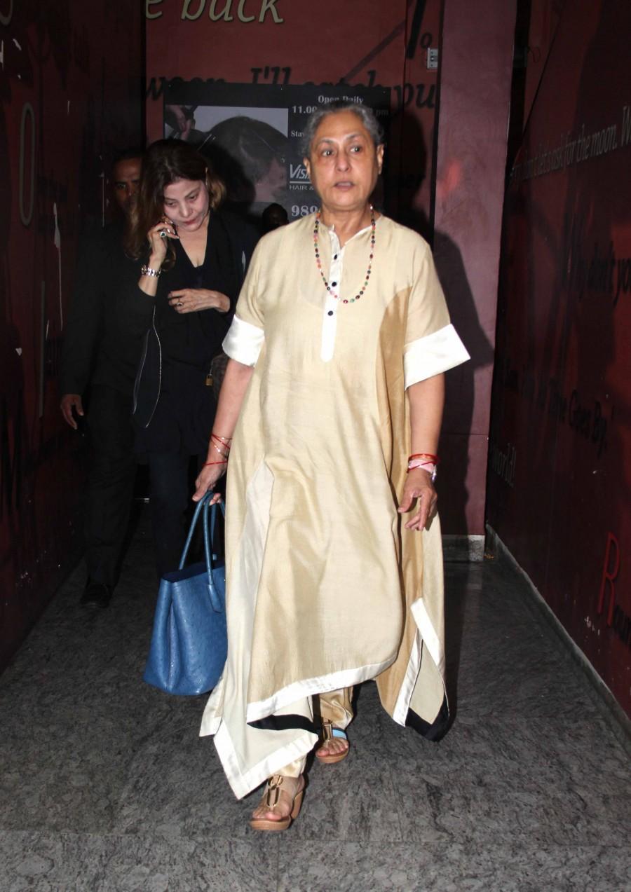 Bollywood celebs like Parineeti Chopra, Jaya Bachchan and Farah Khan spotted at Juhu PVR, Mumbai. Parineeti Chopra,Jaya Bachchan,Farah Khan,Parineeti Chopra at Juhu PVR,Parineeti Chopra pics,Parineeti Chopra images,Parineeti Chopra photos,Parineeti Chopra stills,Parineeti Chopra pictures,Parineeti Chopra hot pics