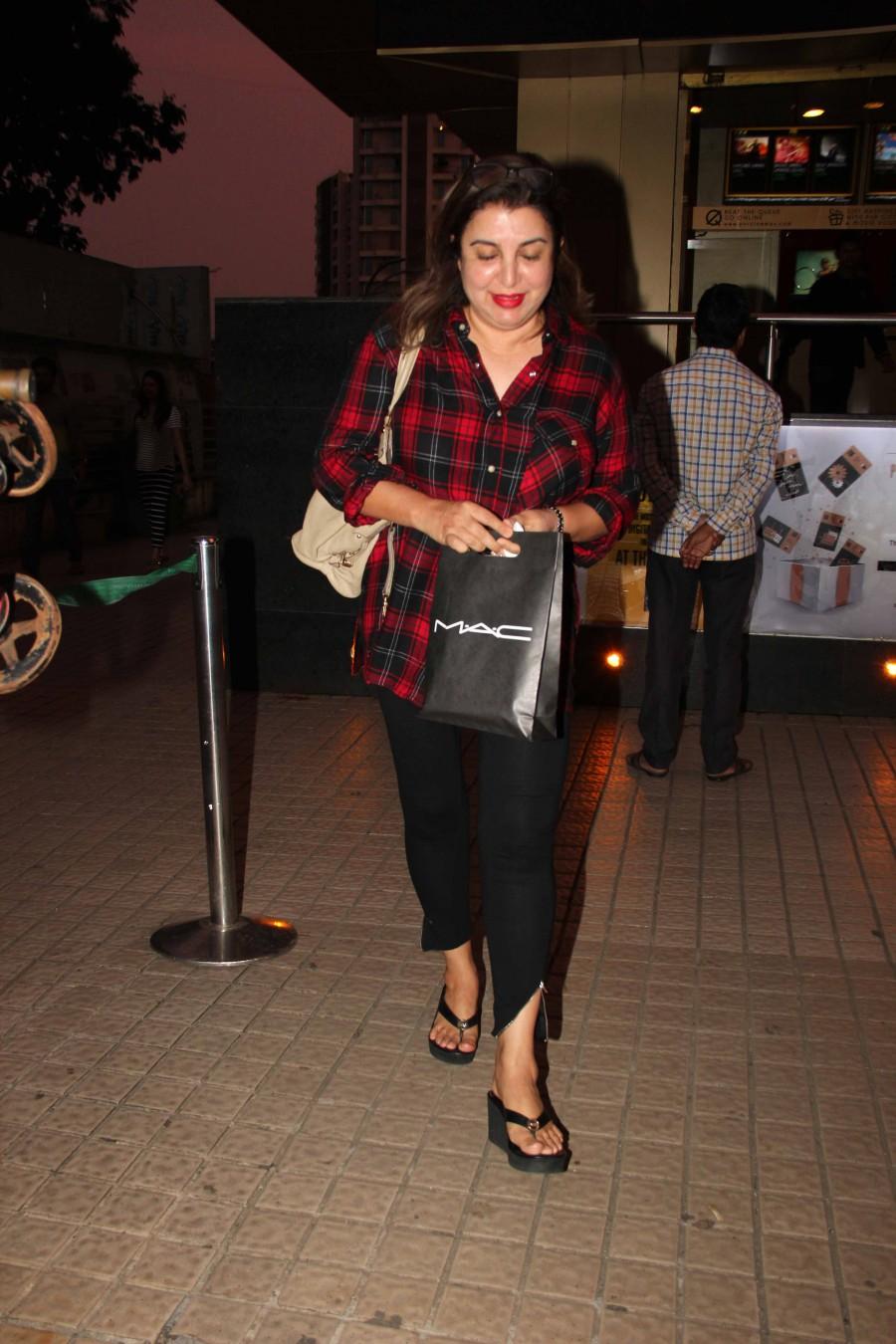 Bollywood celebs like Parineeti Chopra, Jaya Bachchan and Farah Khan spotted at Juhu PVR, Mumbai. Parineeti Chopra,Jaya Bachchan,Farah Khan,Parineeti Chopra at Juhu PVR,Parineeti Chopra pics,Parineeti Chopra images,Parineeti Chopra photos,Parineeti Chopra stills,Parineeti Chopra pictures,Parineeti Chopra hot pics