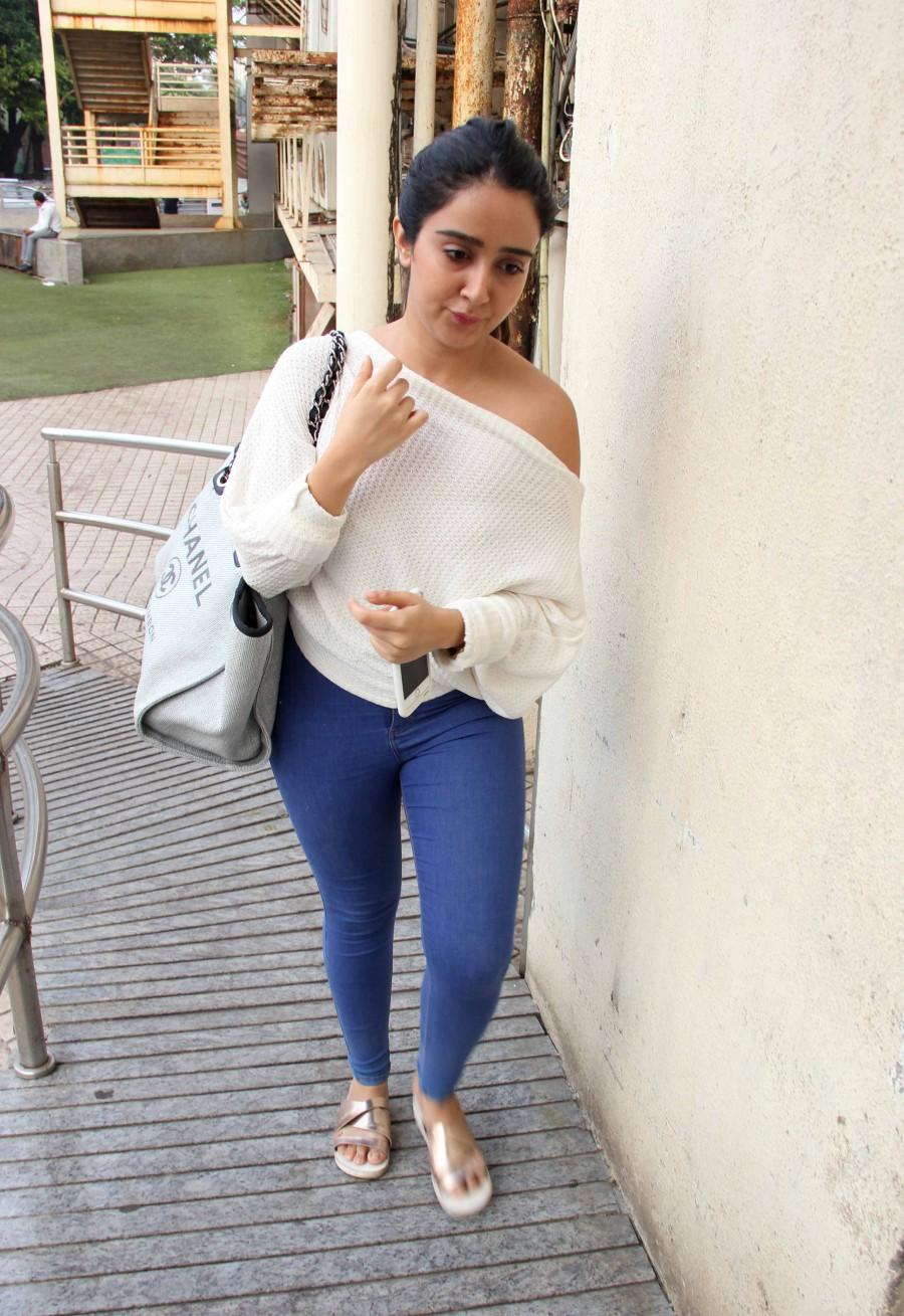 Bollywood celebs like Parineeti Chopra, Jaya Bachchan and Farah Khan spotted at Juhu PVR, Mumbai. Parineeti Chopra,Jaya Bachchan,Farah Khan,Parineeti Chopra at Juhu PVR,Parineeti Chopra pics,Parineeti Chopra images,Parineeti Chopra photos,Parineeti Chopra stills,Parineeti Chopra pictures,Parineeti Chopra hot pics