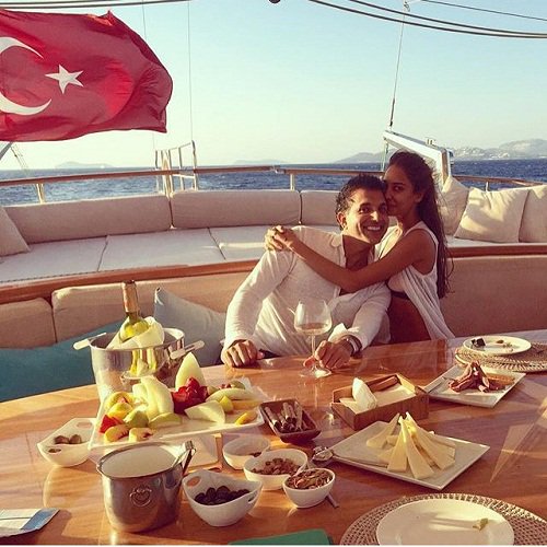 Bollywood Actress Lisa Haydon has announced that she is soon getting married. Lisa shared the news on her Instagram account On Tuesday along with a photograph with her beau. Lisa Haydon and Dino Lalvani,Lisa Haydon,Lisa Haydon wedding,Lisa Haydon marriage,Lisa Haydon weds Dino Lalvani,Dino Lalvani,Lisa Haydon announces her marriage,Lisa Haydon announces marriage,Lisa Haydon announces marriage with Dino Lalvani