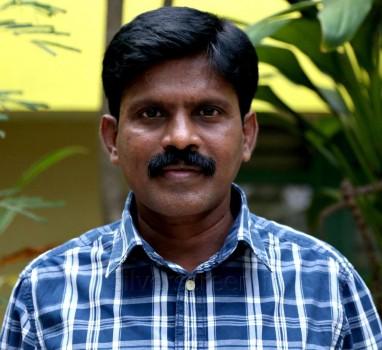 Tamil Cinema just lost another Gem. Lyricist Annamalai passed away due to heart attack. His famous Lyricist are Nenjorathil (Pichaikaran), En Uchi Mandaila (Vettaikaran) and Ulaginil Miga Uyaram (Naan) etc...