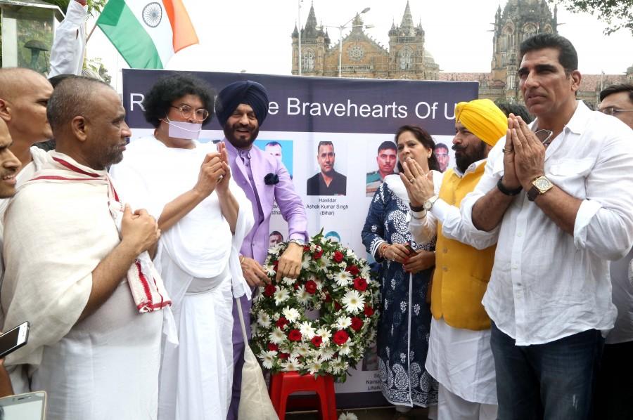 MS Bitta, Muniji Dr Lokesh, Mukesh Rishi, Yogesh Kumar, Shri Rajput, Harsh Joshi 18 army officers killed in Uri Jai Jawan Army Memorial came to pay homage to the Azad Maidan. MS Bitta,Muniji Dr Lokesh,Mukesh Rishi,Yogesh Kumar,Shri Rajput,Harsh Joshi,Jai Jawan Army Memorial,Azad Maidan