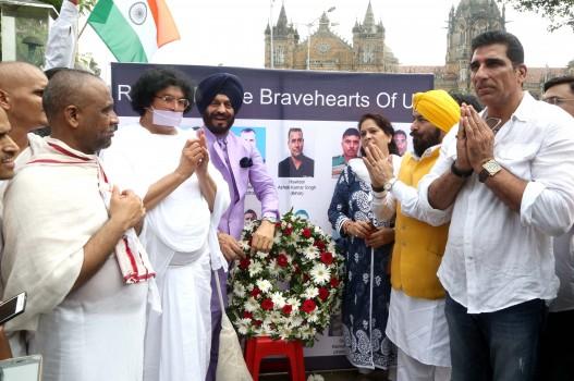 MS Bitta, Muniji Dr Lokesh, Mukesh Rishi, Yogesh Kumar, Shri Rajput, Harsh Joshi 18 army officers killed in Uri Jai Jawan Army Memorial came to pay homage to the Azad Maidan.