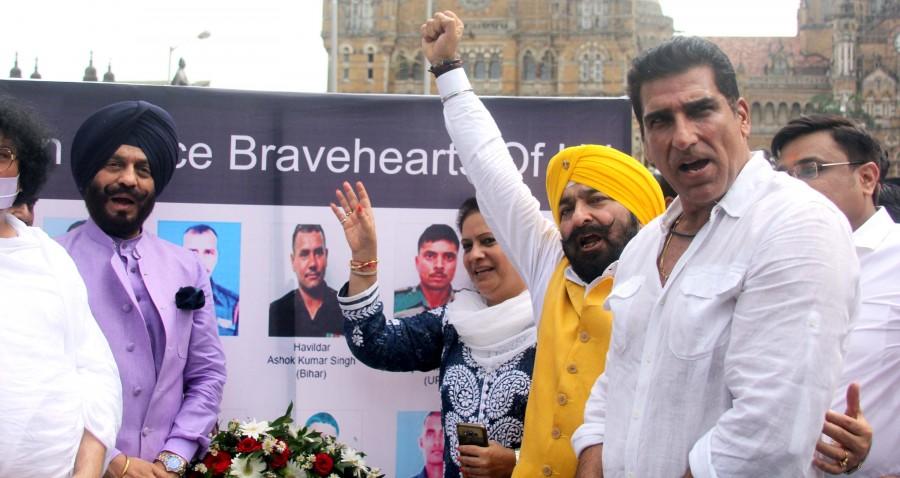 MS Bitta, Muniji Dr Lokesh, Mukesh Rishi, Yogesh Kumar, Shri Rajput, Harsh Joshi 18 army officers killed in Uri Jai Jawan Army Memorial came to pay homage to the Azad Maidan. MS Bitta,Muniji Dr Lokesh,Mukesh Rishi,Yogesh Kumar,Shri Rajput,Harsh Joshi,Jai Jawan Army Memorial,Azad Maidan