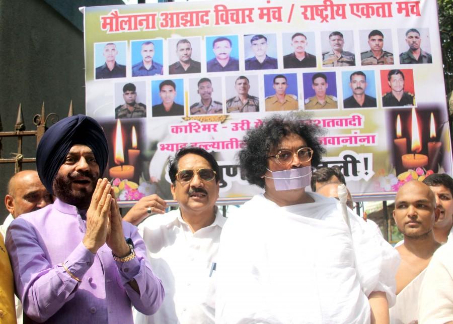 MS Bitta, Muniji Dr Lokesh, Mukesh Rishi, Yogesh Kumar, Shri Rajput, Harsh Joshi 18 army officers killed in Uri Jai Jawan Army Memorial came to pay homage to the Azad Maidan. MS Bitta,Muniji Dr Lokesh,Mukesh Rishi,Yogesh Kumar,Shri Rajput,Harsh Joshi,Jai Jawan Army Memorial,Azad Maidan