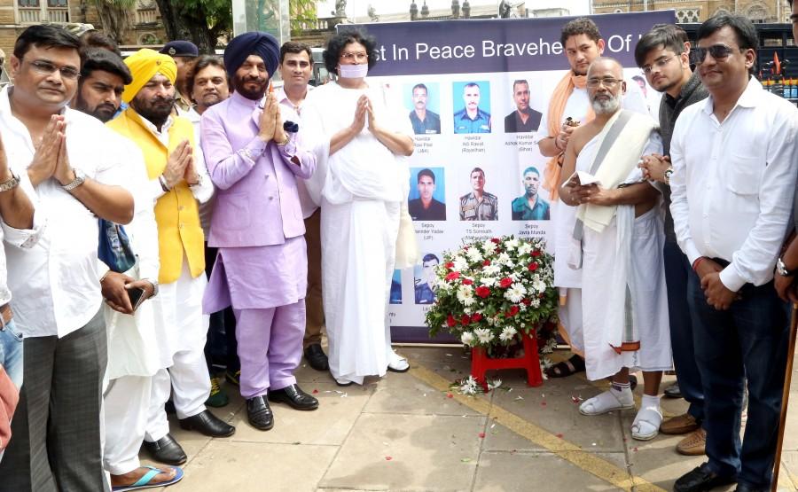 MS Bitta, Muniji Dr Lokesh, Mukesh Rishi, Yogesh Kumar, Shri Rajput, Harsh Joshi 18 army officers killed in Uri Jai Jawan Army Memorial came to pay homage to the Azad Maidan. MS Bitta,Muniji Dr Lokesh,Mukesh Rishi,Yogesh Kumar,Shri Rajput,Harsh Joshi,Jai Jawan Army Memorial,Azad Maidan
