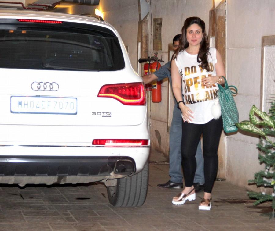 Bollywood actress Kareena Kapoor Khan spotted at bandra out side of her house. Kareena Kapoor Khan,Kareena Kapoor Khan spotted at bandra,Kareena Kapoor Khan spotted at her house,Kareena Kapoor,Kareena Kapoor Khan baby bump,Kareena Kapoor Khan pics,Kareena Kapoor Khan images,Kareena Kapoor Khan photos,Kareena Kapoor Khan stills,Karee