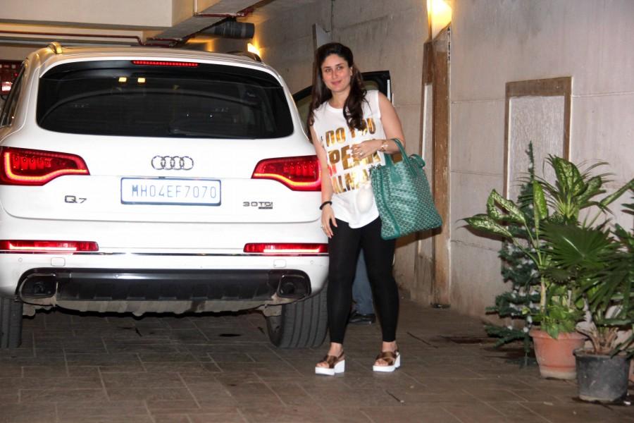 Bollywood actress Kareena Kapoor Khan spotted at bandra out side of her house. Kareena Kapoor Khan,Kareena Kapoor Khan spotted at bandra,Kareena Kapoor Khan spotted at her house,Kareena Kapoor,Kareena Kapoor Khan baby bump,Kareena Kapoor Khan pics,Kareena Kapoor Khan images,Kareena Kapoor Khan photos,Kareena Kapoor Khan stills,Karee