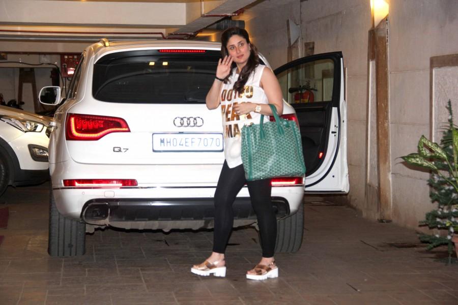 Bollywood actress Kareena Kapoor Khan spotted at bandra out side of her house. Kareena Kapoor Khan,Kareena Kapoor Khan spotted at bandra,Kareena Kapoor Khan spotted at her house,Kareena Kapoor,Kareena Kapoor Khan baby bump,Kareena Kapoor Khan pics,Kareena Kapoor Khan images,Kareena Kapoor Khan photos,Kareena Kapoor Khan stills,Karee
