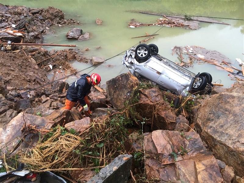 Deadly Typhoon Megi causes landslides in China after slamming into Taiwan. Tphoon Megi,Tphoon Megi strikes China,Deadly Tphoon Megi in China,Deadly Tphoon,Tphoon strikes China,Tphoon in China,China