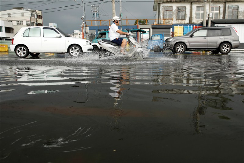Deadly Typhoon Megi causes landslides in China after slamming into Taiwan. Tphoon Megi,Tphoon Megi strikes China,Deadly Tphoon Megi in China,Deadly Tphoon,Tphoon strikes China,Tphoon in China,China