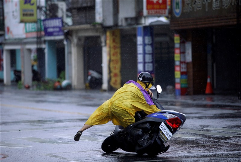 Deadly Typhoon Megi causes landslides in China after slamming into Taiwan. Tphoon Megi,Tphoon Megi strikes China,Deadly Tphoon Megi in China,Deadly Tphoon,Tphoon strikes China,Tphoon in China,China