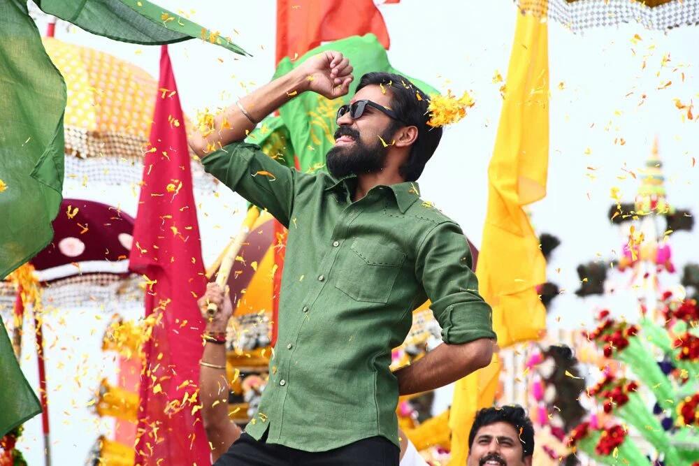 Dhanush, Trisha, Anupama Parameswaran's Kodi movie stills. Dhanush,Trisha,Anupama Parameswaran,Dhanush and Trisha,Kodi movie stills,Kodi movie pics,Kodi movie images,Kodi movie photos,Kodi movie pictures,Kodi movie gallery,Dhanush in Kodi,Trisha in Kodi