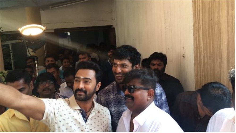Tamil movie Thupparivaalan launched in Chennai. Celebs like Vishal, Prasanna, Mysskin and others graced the event. Vishal,Prasanna,Mysskin,Vishal and Mysskin,Thupparivaalan movie launch,Thupparivaalan movie pooja,Thupparivaalan movie launch pics,Thupparivaalan movie launch images,Thupparivaalan movie launch stills,Thupparivaalan movie launch pictures,Thupparivaalan