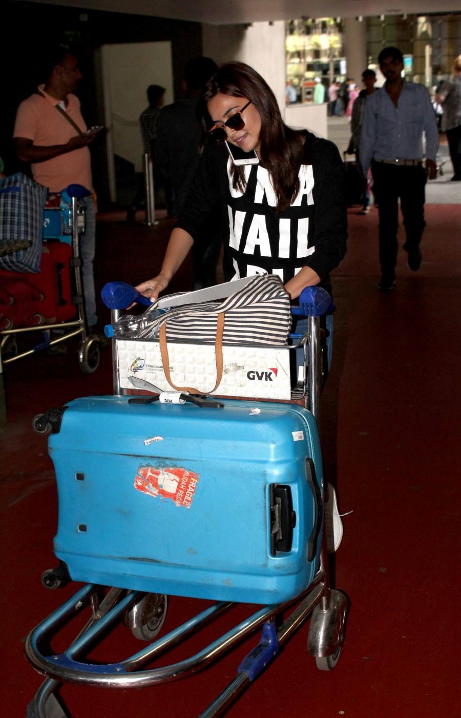 Silver winner of Rio Olympics 2016 PV Sindhu and Neha Dhupia spotted at Mumbai International Airport. PV Sindhu,Neha Dhupia,PV Sindhu and Neha Dhupia,PV Sindhu spotted at Mumbai airport,Neha Dhupia spotted at Mumbai airport
