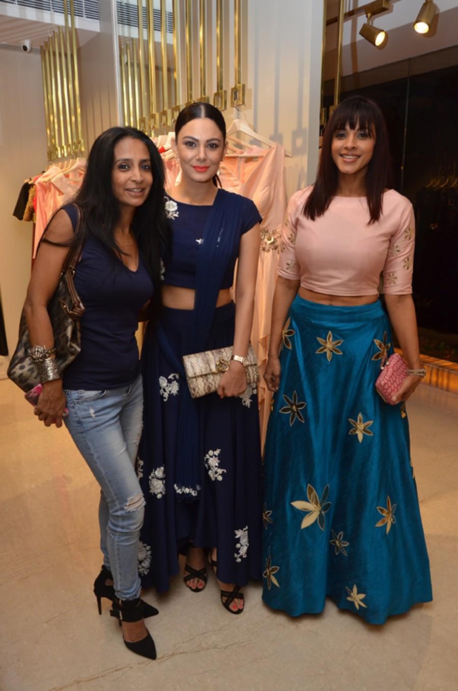 The evening was co-hosted by Gauri Malhotra Narang and Suved Lohia. The glamorous soireé saw some famed names like Malaika Arora Khan, Bhumi Pednekar, Anchal Kumar, Shamita Singha, Amrita Raichand, Manasi Scott and Kritika Kamra from the industry wearing outfits from Sionnah to show support to this stylish new fashion hub. Other guests included Malini Agarwal, Kim Sharma, Suchitra Pillai, Ashish Sajnani and Sunny Kaushal. Malaika Arora Khan,Bhumi Pednekar,Anchal Kumar,Shamita Singha,Amrita Raichand,Manasi Scott,Malini Agarwal,Kim Sharma,Suchitra Pillai,Ashish Sajnani