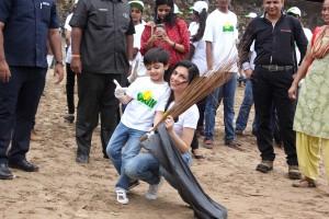 Amitabh Bachchan,actor Amitabh Bachchan,Amitabh Bachchan participates in cleanliness drive,Amitabh Bachchan in cleanliness drive,Amitabh Bachchan pics,Amitabh Bachchan images,Amitabh Bachchan stills,Amitabh Bachchan pictures,Amitabh Bachchan photos