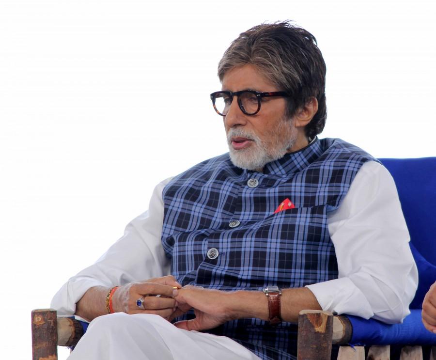Photos of Bollywood actor Amitabh Bachchan participates in cleanliness drive at Juhu Beach. Amitabh Bachchan,actor Amitabh Bachchan,Amitabh Bachchan participates in cleanliness drive,Amitabh Bachchan in cleanliness drive,Amitabh Bachchan pics,Amitabh Bachchan images,Amitabh Bachchan stills,Amitabh Bachchan pictures,Amitabh Bachchan photos