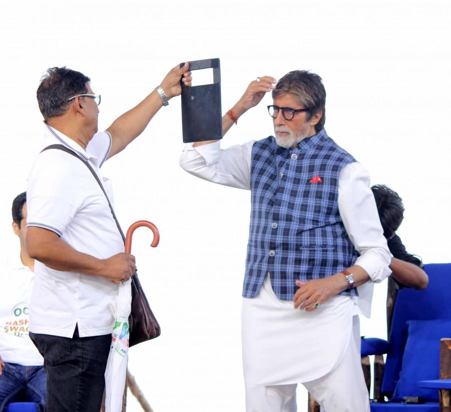 Photos of Bollywood actor Amitabh Bachchan participates in cleanliness drive at Juhu Beach. Amitabh Bachchan,actor Amitabh Bachchan,Amitabh Bachchan participates in cleanliness drive,Amitabh Bachchan in cleanliness drive,Amitabh Bachchan pics,Amitabh Bachchan images,Amitabh Bachchan stills,Amitabh Bachchan pictures,Amitabh Bachchan photos