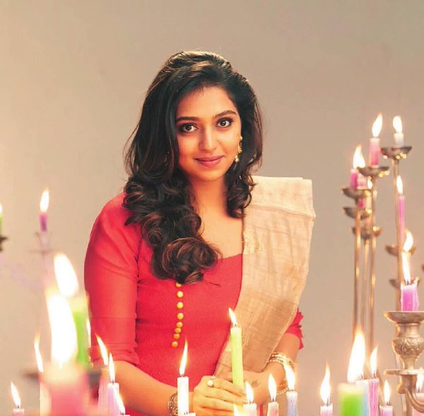 2) Lakshmi Menon : Gorgeous Lakshmi Menon who essays the role of a brave daughter of a don. She will be another reason to change this movie a blockbuster one. Vijay Sethupathi,Lakshmi Menon,Vijay Sethupathi and Lakshmi Menon,Rekka,Rekka review,Rekka movie review,Rekka 5 reasons to watch,Rekka movie,Rekka pics,Rekka images,Rekka photos