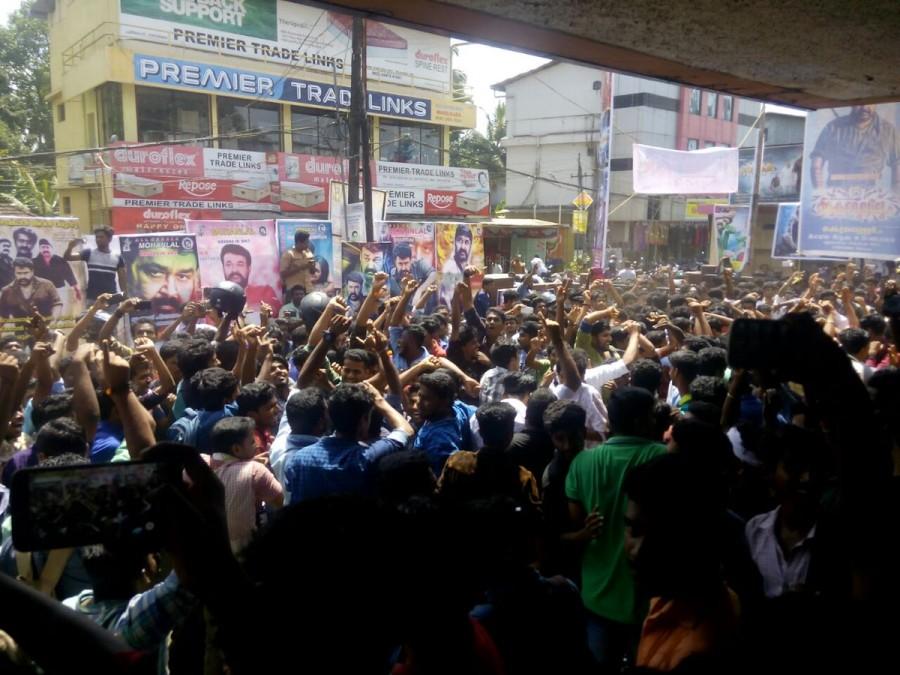 Mohanlal fans celebrate the release of Pulimurugan. Mohanlal fans,Mohanlal,Pulimurugan,Pulimurugan FDFS,Pulimurugan celebrations,Pulimurugan pics,Pulimurugan images,Pulimurugan photos,Pulimurugan stills,Pulimurugan pictures