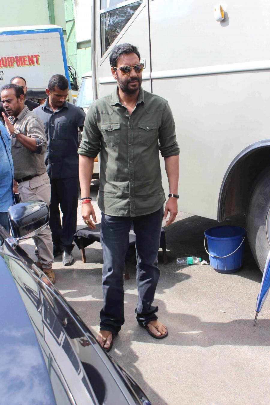 Photos of Bollywood actor Ajay Devgn promotes 'Shivaay' on the set of Savdhaan India at Filmcity. Ajay Devgn,Ajay Devgn promotes Shivaay,Shivaay,Shivaay promotion,Shivaay movie promotion,Shivaay promotion Filmcity,Ajay Devgn pics,Ajay Devgn images,Ajay Devgn photos,Ajay Devgn stills,Ajay Devgn pictures