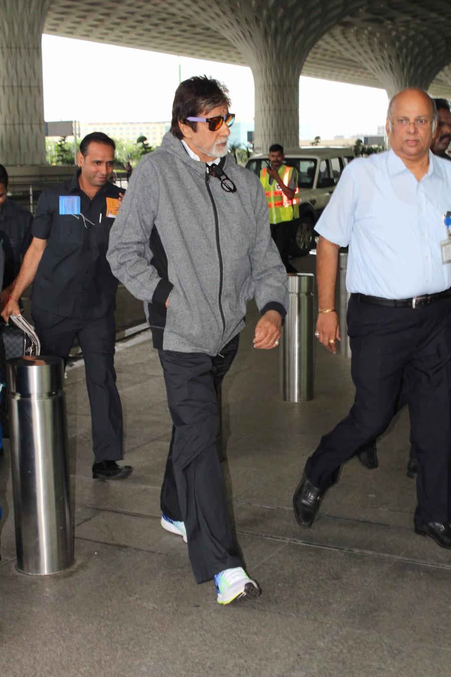 Celebs like Tamannaah Bhatia, Sonu Sood, Amitabh Bachchan, Sachin Tendulkar, Abhishek Bachchan, Kareena Kapoor Khan and many more spotted at Mumbai Airport. Tamannaah Bhatia,Sonu Sood,Amitabh Bachchan,Sachin Tendulkar,Abhishek Bachchan,Kareena Kapoor Khan,Celebs at Airport,Celebs spotted at Airport,Celebs spotted at Mumbai Airport,Mumbai Airport