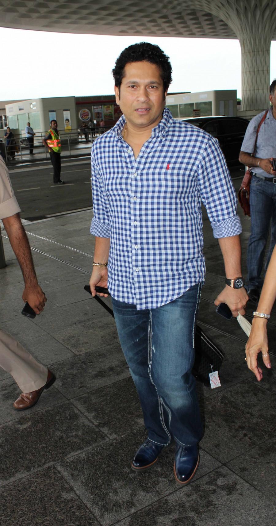 Celebs like Tamannaah Bhatia, Sonu Sood, Amitabh Bachchan, Sachin Tendulkar, Abhishek Bachchan, Kareena Kapoor Khan and many more spotted at Mumbai Airport. Tamannaah Bhatia,Sonu Sood,Amitabh Bachchan,Sachin Tendulkar,Abhishek Bachchan,Kareena Kapoor Khan,Celebs at Airport,Celebs spotted at Airport,Celebs spotted at Mumbai Airport,Mumbai Airport