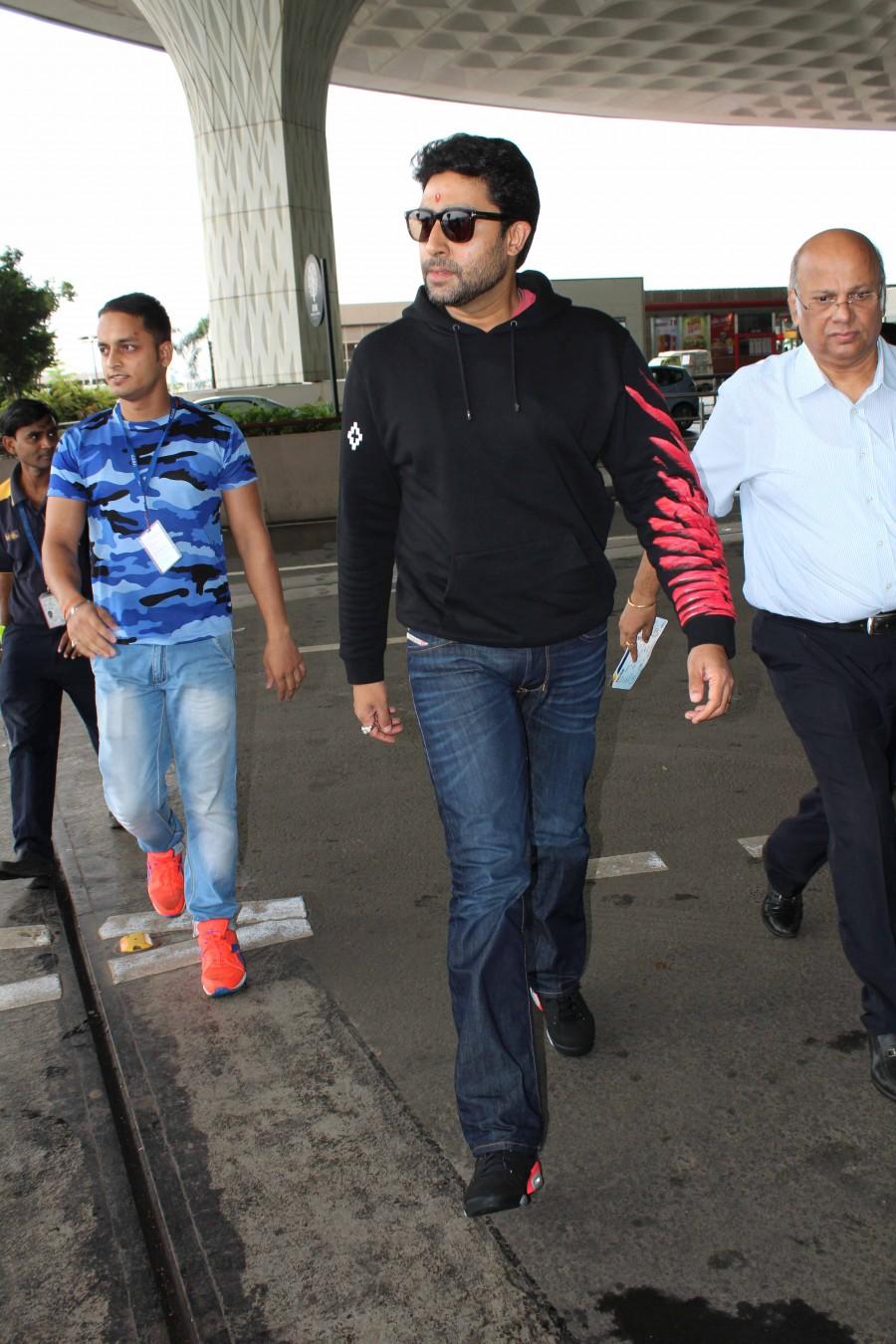 Celebs like Tamannaah Bhatia, Sonu Sood, Amitabh Bachchan, Sachin Tendulkar, Abhishek Bachchan, Kareena Kapoor Khan and many more spotted at Mumbai Airport. Tamannaah Bhatia,Sonu Sood,Amitabh Bachchan,Sachin Tendulkar,Abhishek Bachchan,Kareena Kapoor Khan,Celebs at Airport,Celebs spotted at Airport,Celebs spotted at Mumbai Airport,Mumbai Airport