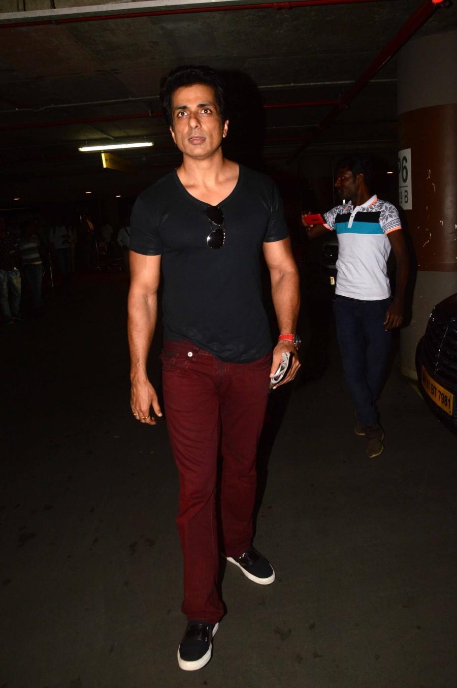 Celebs like Tamannaah Bhatia, Sonu Sood, Amitabh Bachchan, Sachin Tendulkar, Abhishek Bachchan, Kareena Kapoor Khan and many more spotted at Mumbai Airport. Tamannaah Bhatia,Sonu Sood,Amitabh Bachchan,Sachin Tendulkar,Abhishek Bachchan,Kareena Kapoor Khan,Celebs at Airport,Celebs spotted at Airport,Celebs spotted at Mumbai Airport,Mumbai Airport