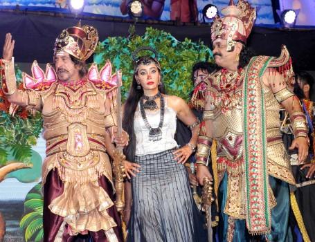 Sofia Hayat is in India to promote her film Six X. She went to Delhi to play Surpnakha in Ramleela at Red Fort. This was her first play in India. She loved the response of public. More than 50,000 people came to see the Ramleela. Shakti Kapoor played Khar, Harish played Laxman and Gurleen Chopra played Sita.