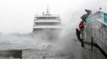 Typhoon Chaba,Typhoon Chaba batters South Korea,Typhoon Chaba hits South Korea,heavy rain in South Korea,flooding in South Korea,Typhoon Chaba batters South Korea and heads to Japan,Typhoon Chaba photos,Typhoon Chaba pics,Typhoon Chaba images,Typhoon Chab