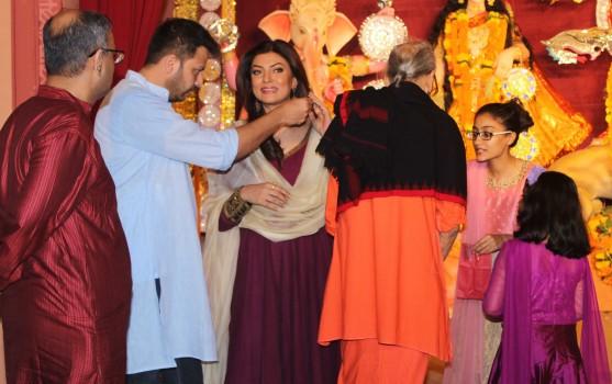 Photos of Bollywood actress Sushmita Sen visits Sarbojanak Durga Pooja mandal at Bandra.