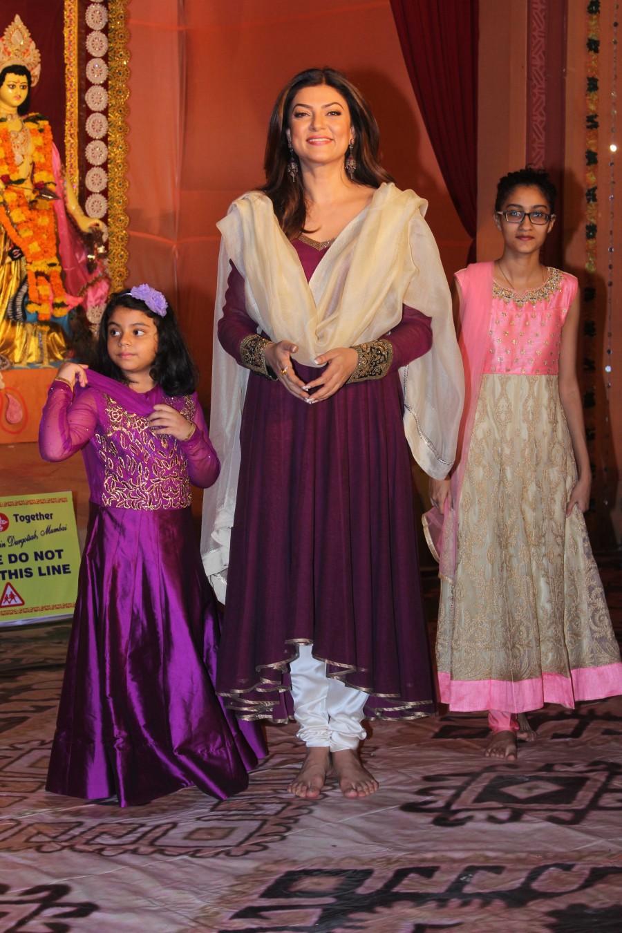 Photos of Bollywood actress Sushmita Sen visits Sarbojanak Durga Pooja mandal at Bandra. Sushmita Sen visits Sarbojanak Durga Pooja mandal,Durga Pooja mandal,Sushmita Sen visits Sarbojanak Durga Pooja,Sushmita Sen visits Sarbojanak,Sushmita Sen,Sushmita Sen pics,Sushmita Sen images,Sushmita Sen photos,Sushmita Sen stills,Sushmita Sen pictures