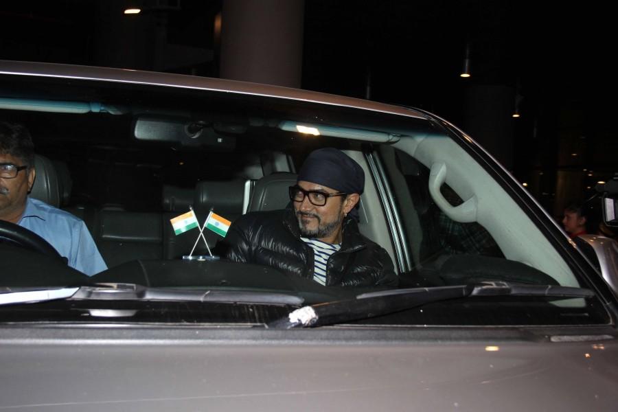 Photos of Bollywood actor Aamir Khan spotted at the Mumbai airport. Aamir Khan,actor Aamir Khan,Aamir Khan at Mumbai airport,Aamir Khan pics,Aamir Khan images,Aamir Khan photos,Aamir Khan stills,Aamir Khan pictures,Aamir Khan latest pics,Aamir Khan latest images,Aamir Khan latest photos,Aamir Khan latest pictures