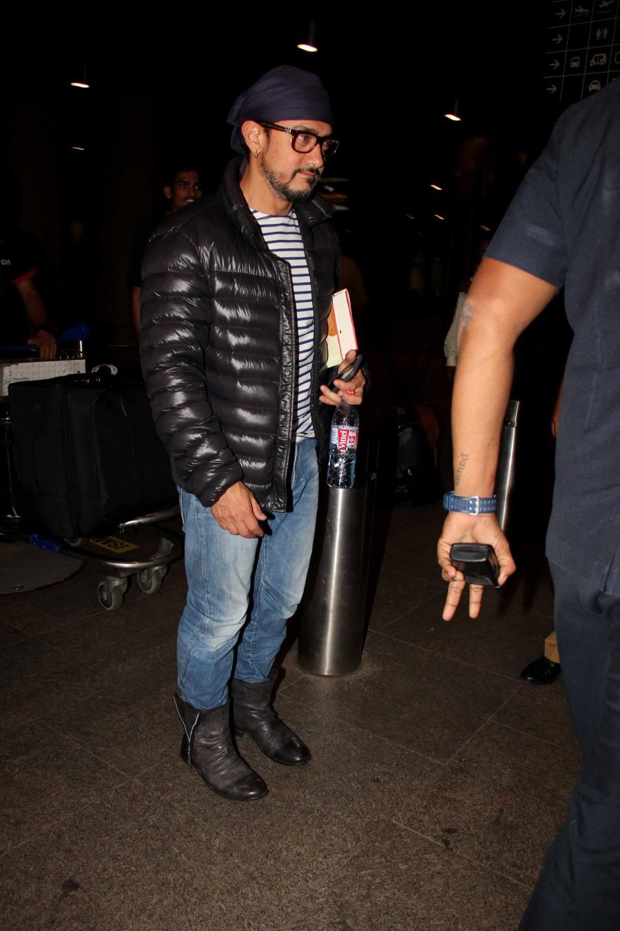 Photos of Bollywood actor Aamir Khan spotted at the Mumbai airport. Aamir Khan,actor Aamir Khan,Aamir Khan at Mumbai airport,Aamir Khan pics,Aamir Khan images,Aamir Khan photos,Aamir Khan stills,Aamir Khan pictures,Aamir Khan latest pics,Aamir Khan latest images,Aamir Khan latest photos,Aamir Khan latest pictures